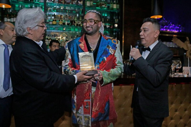 Maluma recibe un premio en una ceremonia