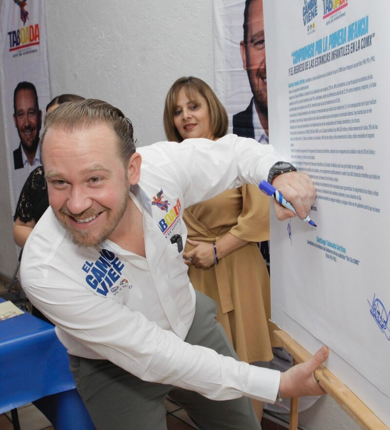 Santiago Taboada, candidato a la alcaldía de Benito Juárez, firma un compromiso para combatir la pobreza infantil