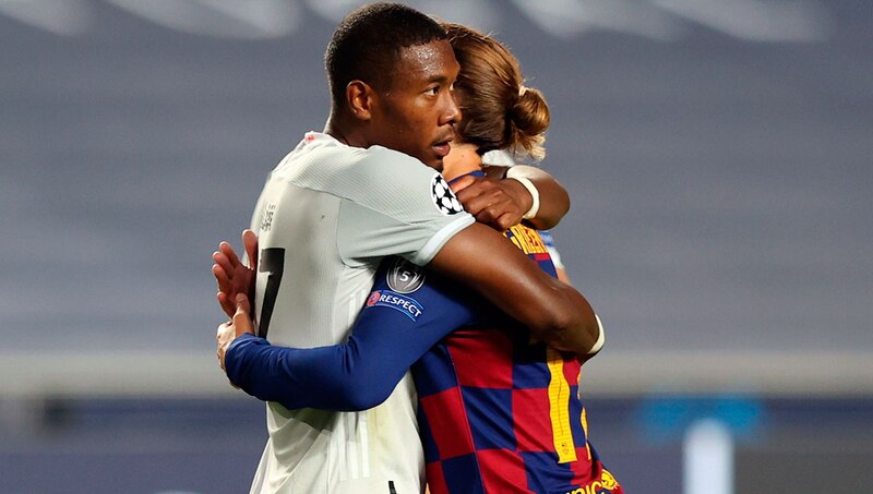 El jugador del Liverpool, Fabinho, abraza al jugador del Barcelona, Ansu Fati, después del partido de la Liga de Campeones.