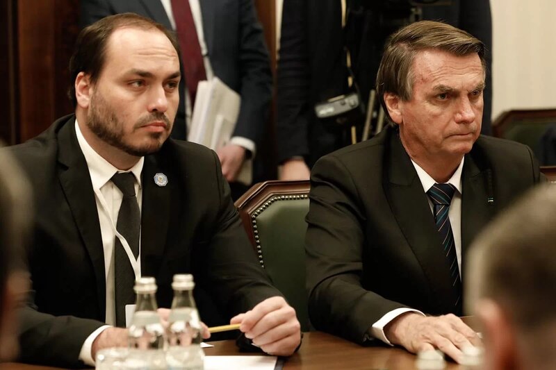 Bolsonaro y su hijo