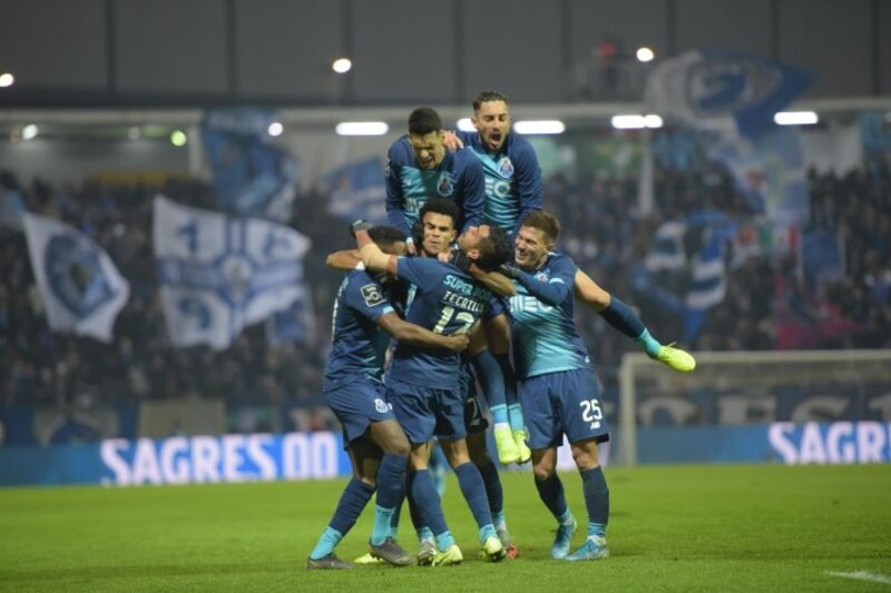 Jugadores de fútbol celebrando un gol