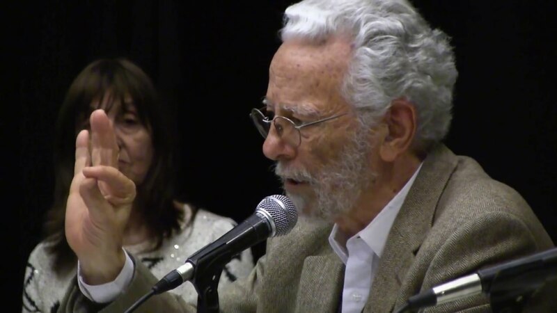 Noam Chomsky hablando en un micrófono