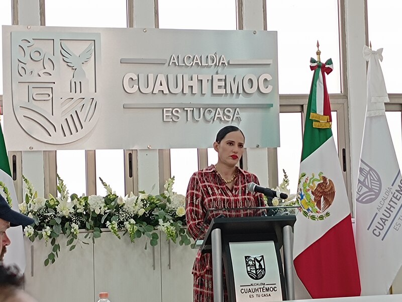 La alcaldesa de Cuauhtémoc, Sandra Cuevas, da un discurso durante un evento público.