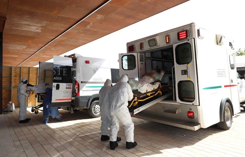 Pacientes con COVID-19 son trasladados en ambulancia