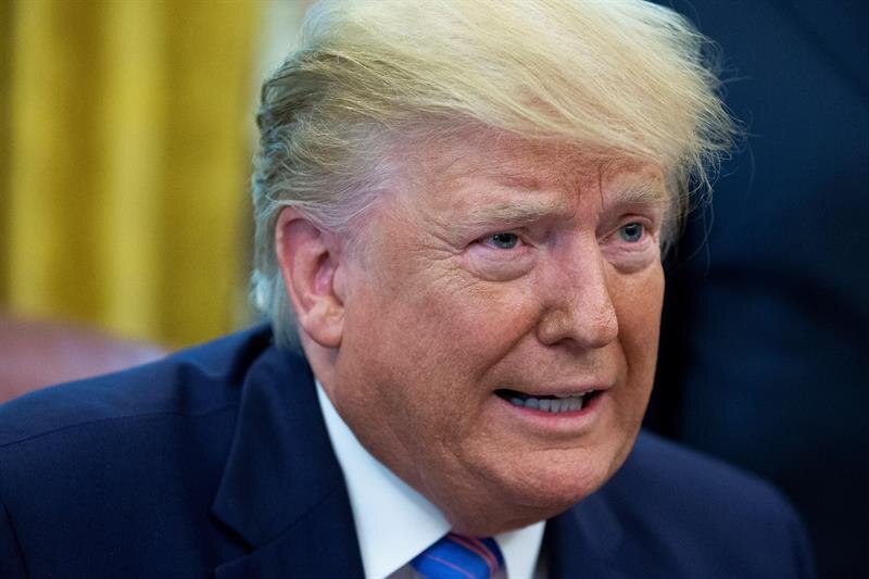 Donald Trump hablando en una conferencia de prensa