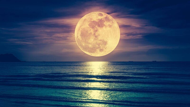 Luna llena sobre el mar