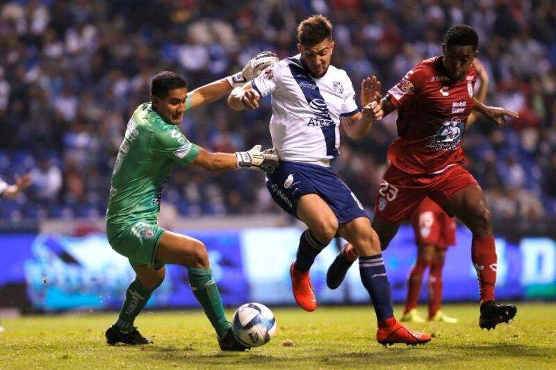 Jugadores de fútbol disputando un balón