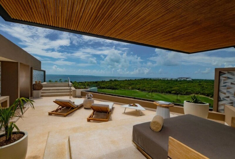 Terraza con jacuzzi y vistas al mar en un hotel de lujo en Cancún