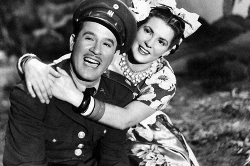 Cantinflas y Miroslava bailando