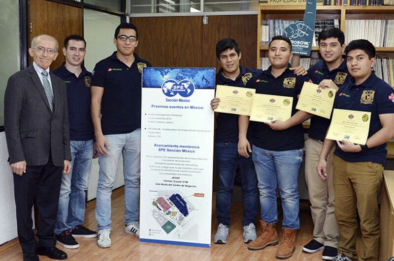Estudiantes de la Sección Estudiantil SPE de la Universidad Autónoma de San Luis Potosí reciben reconocimientos