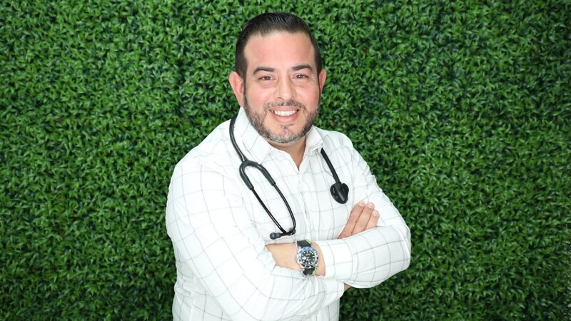 Doctor en bata blanca con estetoscopio.