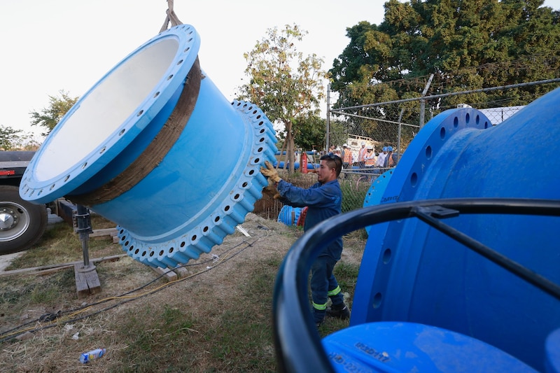 Trabajador sosteniendo frgamento de tubería de abasto de agua