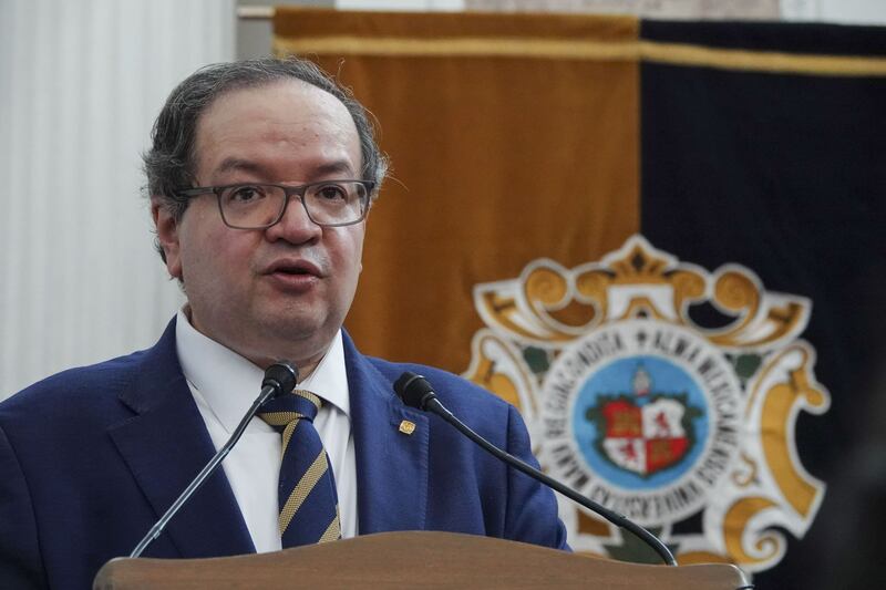 Ante senadores, el rector advirtió que en tiempos de polarización es indispensable escuchar y dialogar sin perder la integridad ni la empatía.