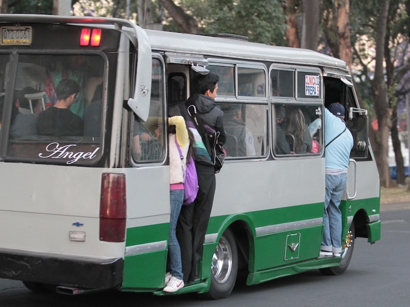 Pasajeros en la puerta de un autobús