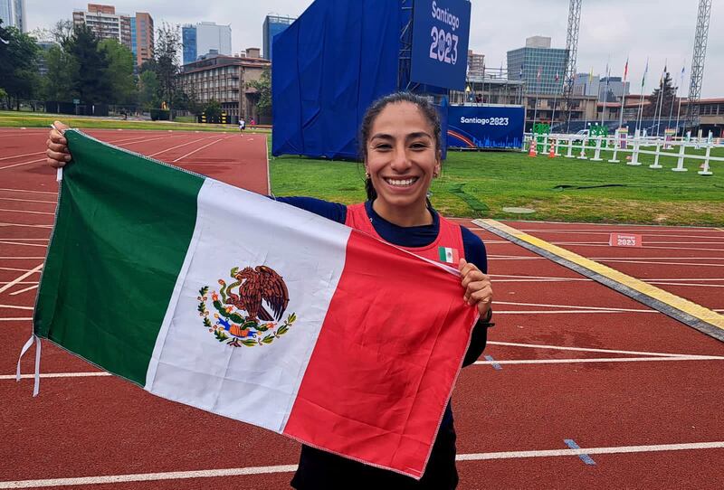 La atleta mexicana Paola Morán celebra su victoria en los Juegos Panamericanos de Santiago 2023