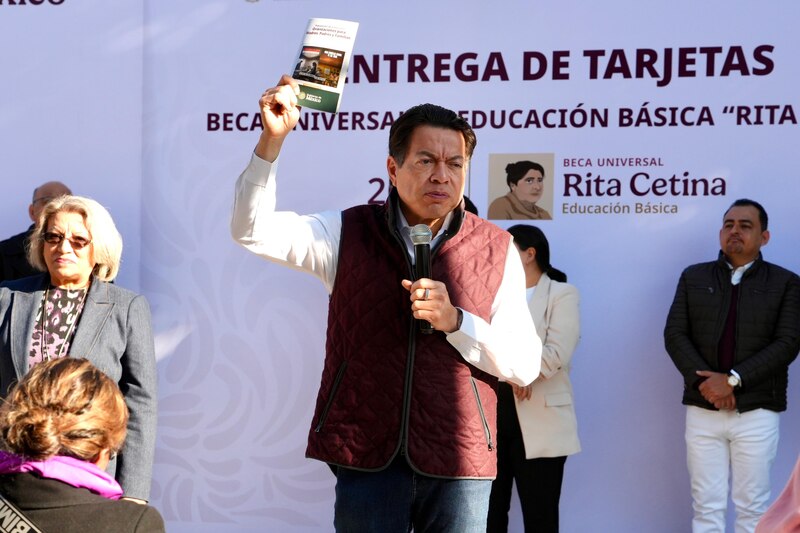 Mario Delgado entrega tarjetas de beca "Rita Cetina" a familias en la Escuela Secundaria Técnica No. 20