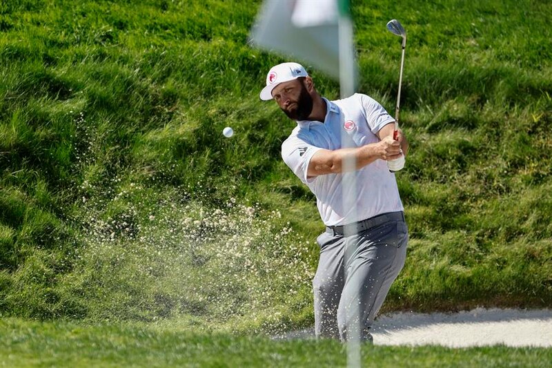 Golfista masculino en un bunker