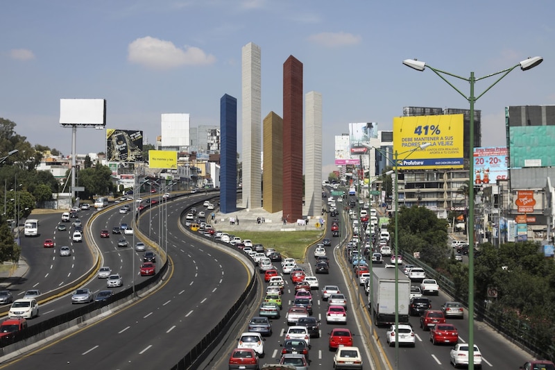 Vista de las Torres de Satélite desde un puente peatonal sobre Periférico Norte.