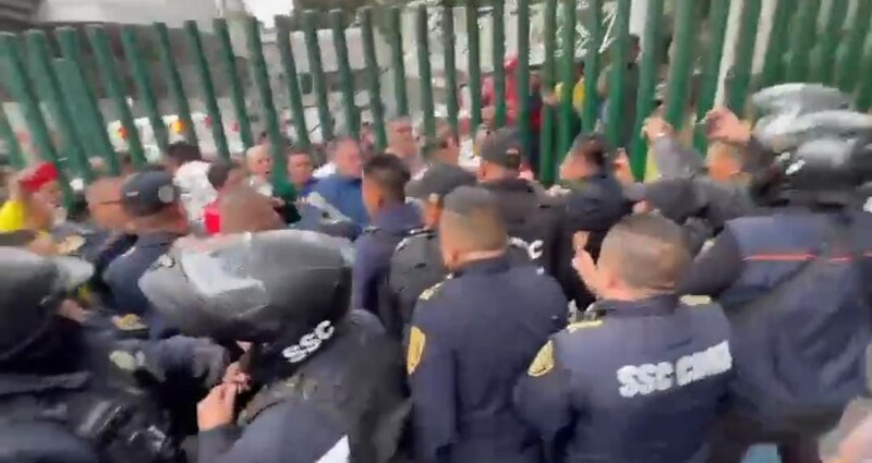Enfrentamiento entre manifestantes y policías en las calles de Caracas