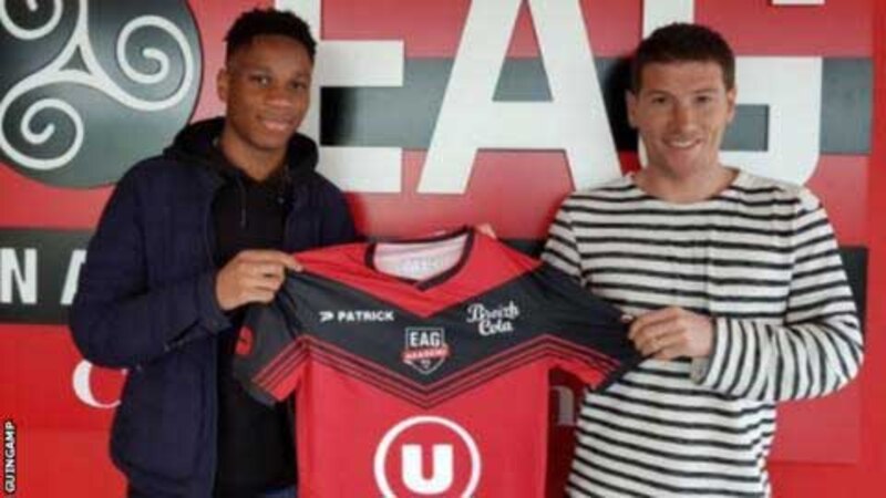 El jugador del EAG, Jean-Kévin Augustin, muestra su nueva camiseta