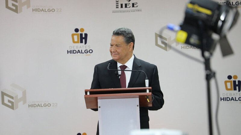 Candidato a gobernador de Hidalgo, Julio Menchaca Salazar, durante un debate.