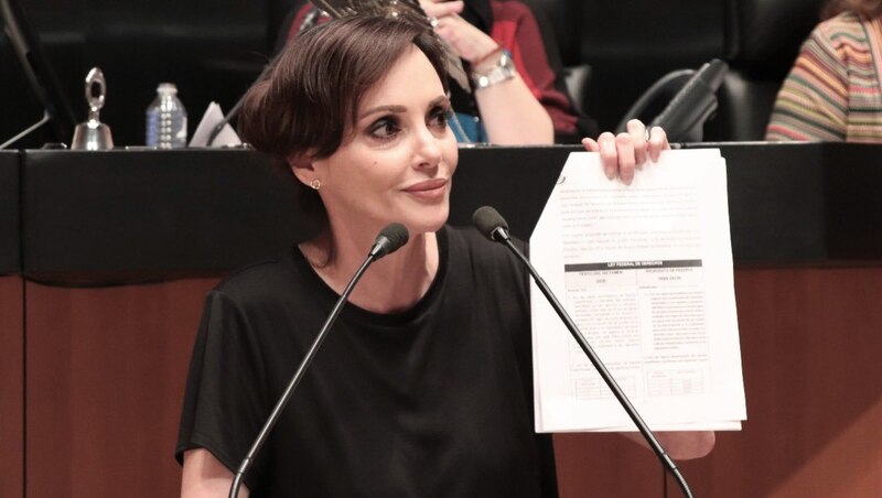 La diputada María Clemente García Moreno presenta una iniciativa de ley en el Congreso de la Ciudad de México.