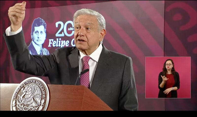 El presidente Andrés Manuel López Obrador pronuncia un discurso en el 20 aniversario del fallecimiento de Felipe Calderón.