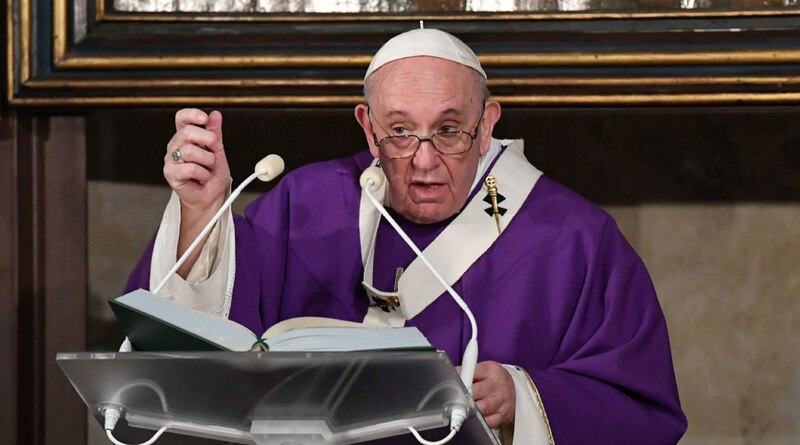 El Papa Francisco pronuncia un discurso ante una multitud