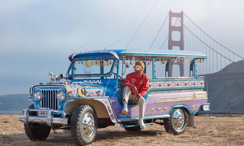 Un jeepney colorido en el puente Golden Gate