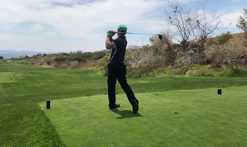 Golfista masculino en el tee de salida