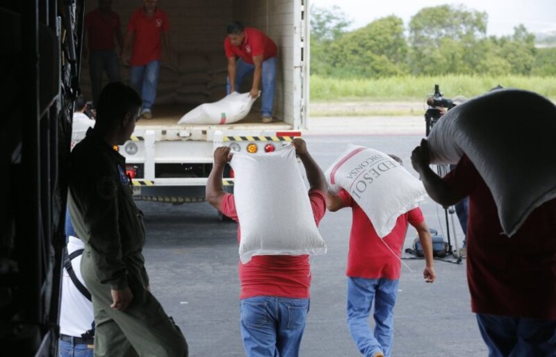 Descargando ayuda humanitaria