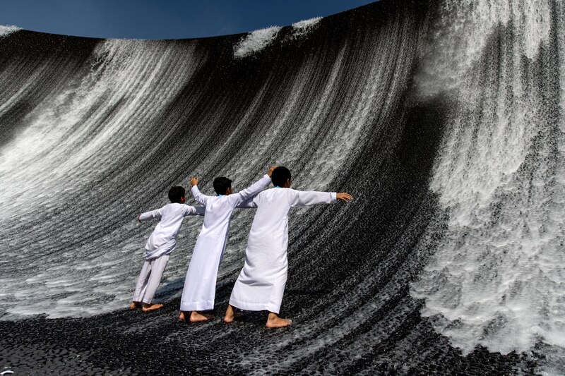 Niños jugando en una cascada
