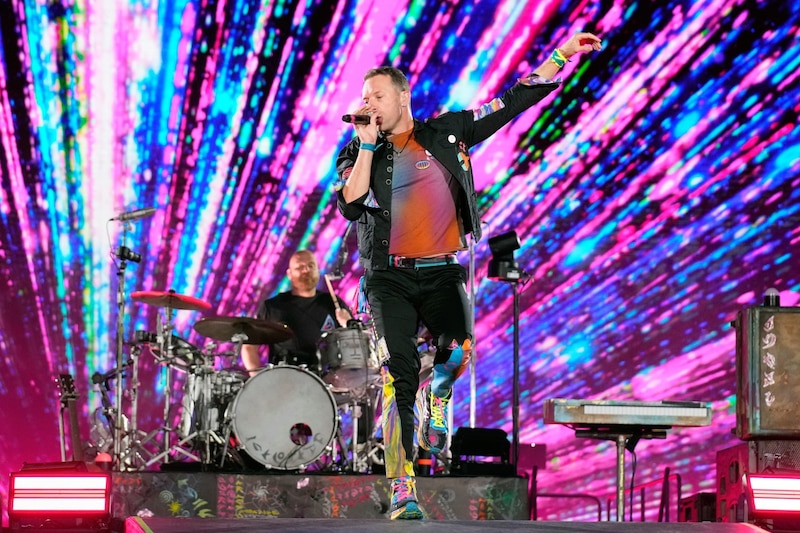 Chris Martin, vocalista de Coldplay, actúa en el escenario durante un concierto de la banda en el Estadio Nacional de Lima, Perú.