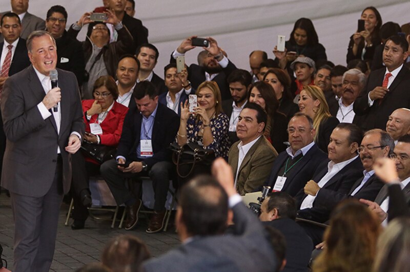 El candidato presidencial Andrés Manuel López Obrador pronuncia un discurso ante una multitud de simpatizantes.