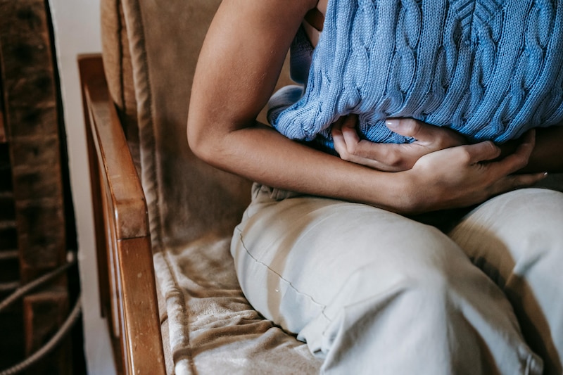 Persona joven con dolor estomacal