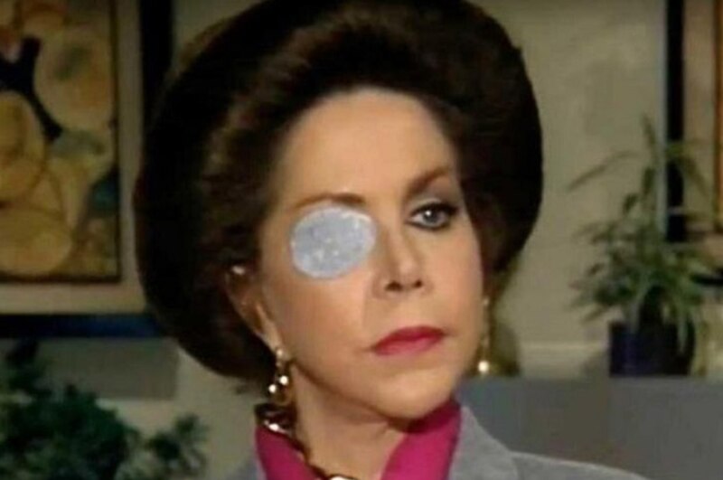 La actriz mexicana Silvia Pinal con un parche en el ojo