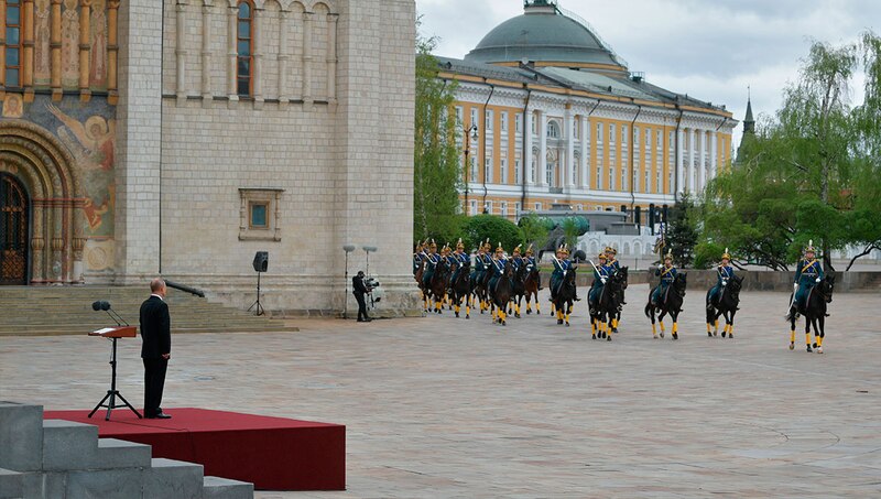 El presidente ruso, Vladimir Putin, pasa revista a la guardia montada del Kremlin