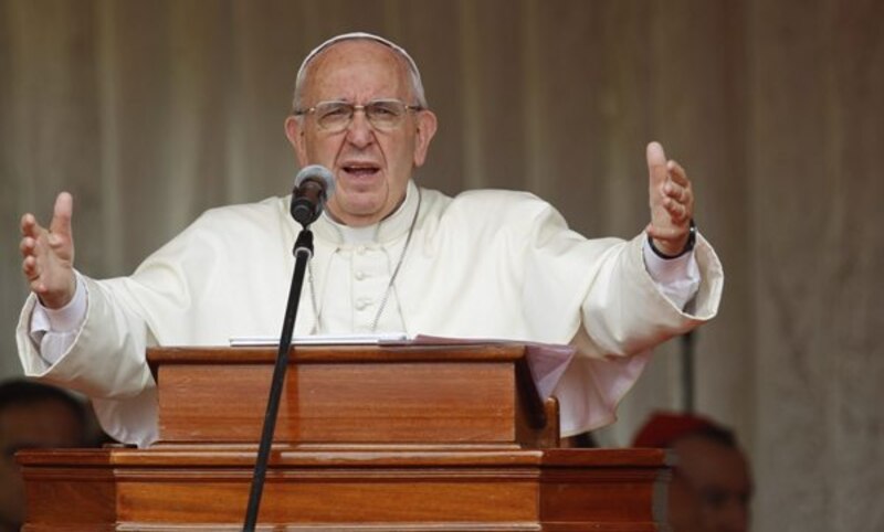 El Papa Francisco pronuncia un discurso ante una multitud