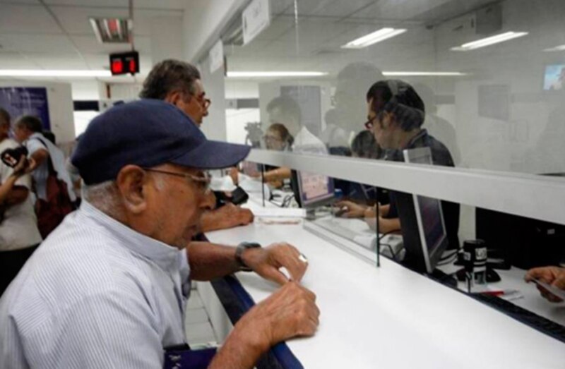 👴👴👴Personas mayores haciendo trámites en una oficina