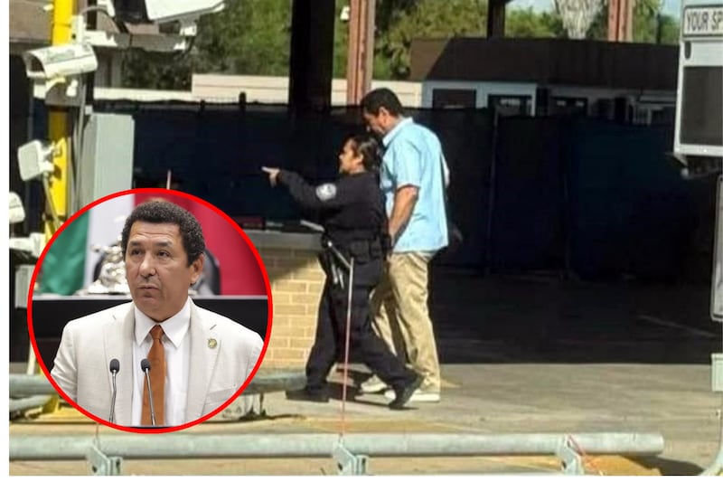 El funcionario Mario López Hernández siendo escoltado por un agente de seguridad en EU