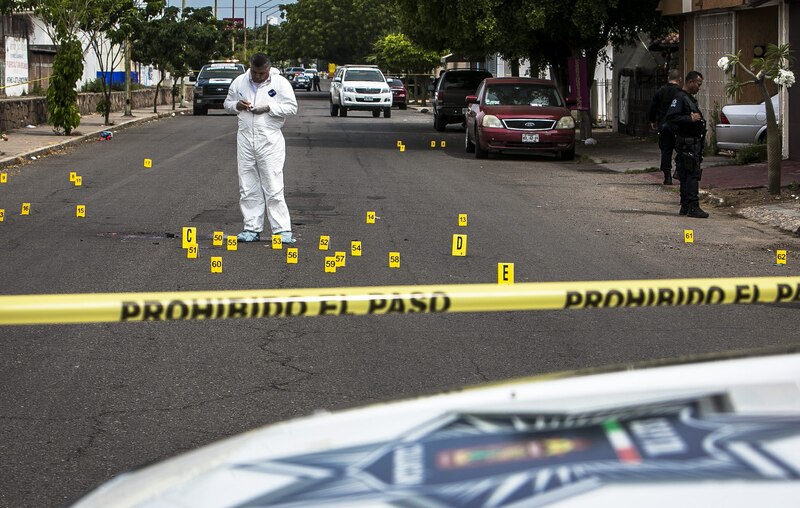 Policía investiga escena del crimen