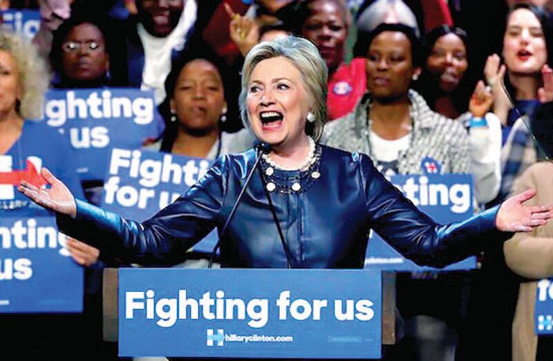 Hillary Clinton pronuncia un discurso ante una multitud.