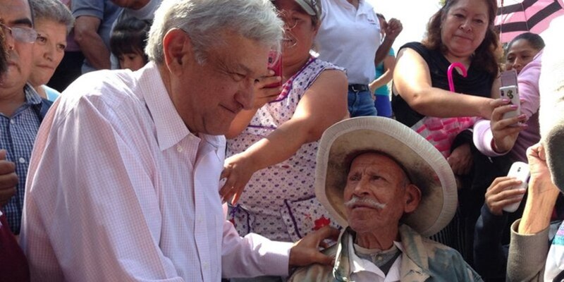 El presidente Enrique Peña Nieto saluda a un anciano durante un evento público.