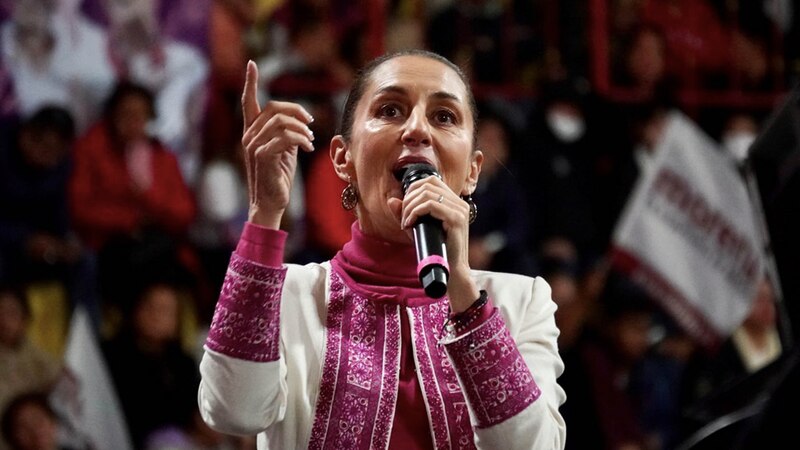 La presidenta Xiomara Castro pronuncia un discurso ante una multitud.