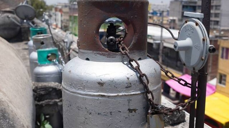 Cilindros de gas en la azotea de un edificio
