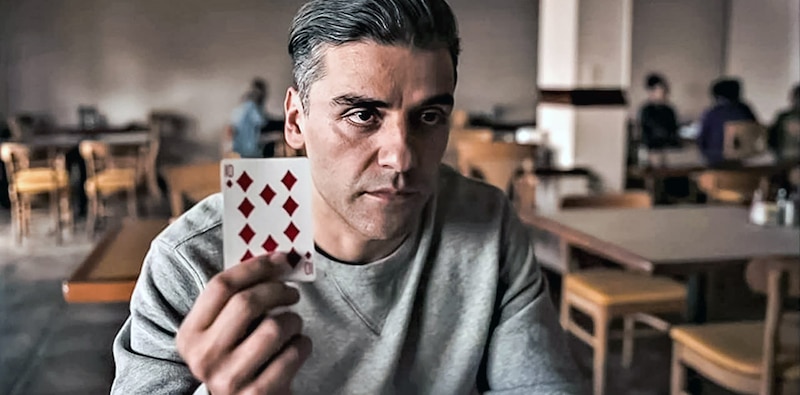 Joaquin Phoenix sosteniendo una carta de póquer