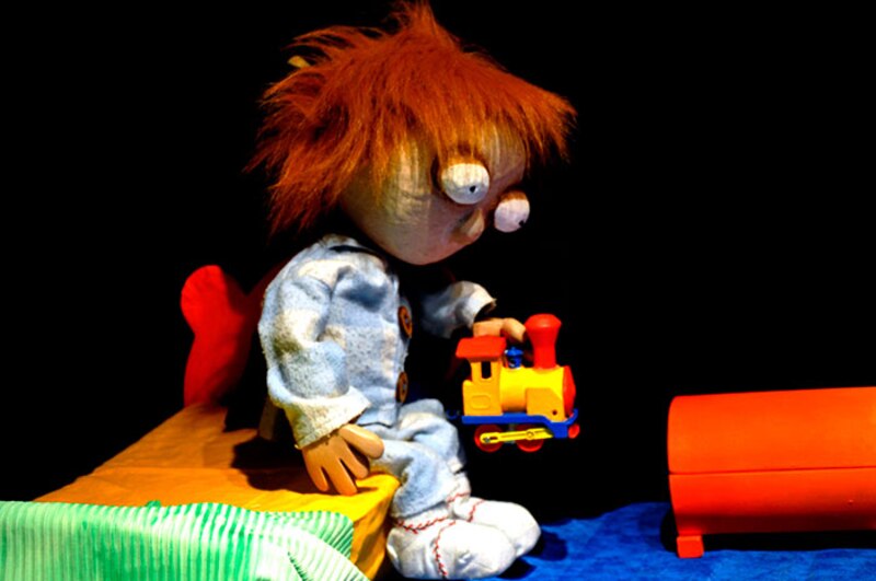 Niño triste sentado en la cama