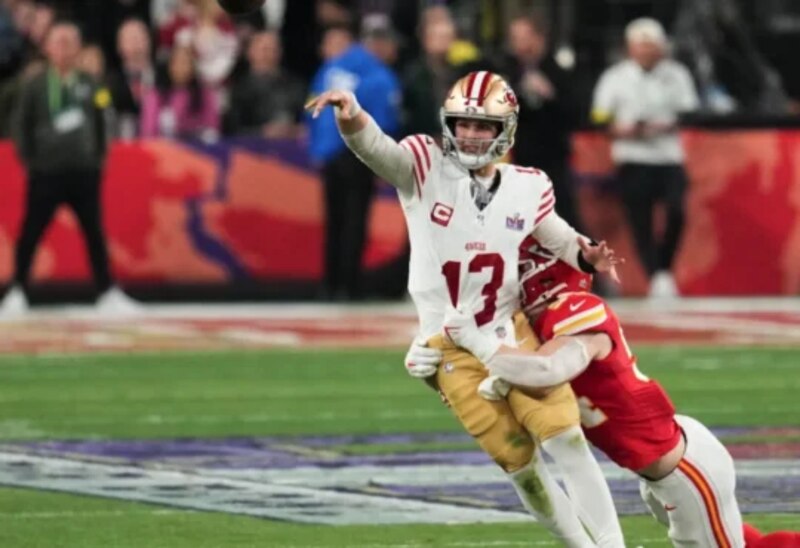 El jugador de los 49ers George Kittle es tackleado por el jugador de los Chiefs Tyrann Mathieu durante el Super Bowl LIV.