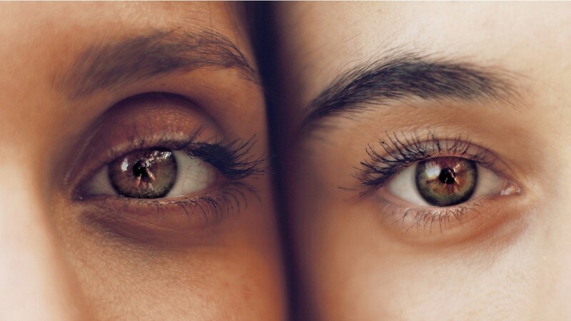 Primer plano de dos mujeres mirándose a los ojos