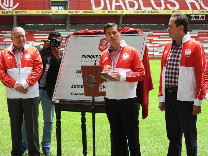 Enrique Bonilla, Presidente de los Diablos Rojos del Toluca, en la develación de la placa conmemorativa del 100 Aniversario del Estadio Nemesio Diez.